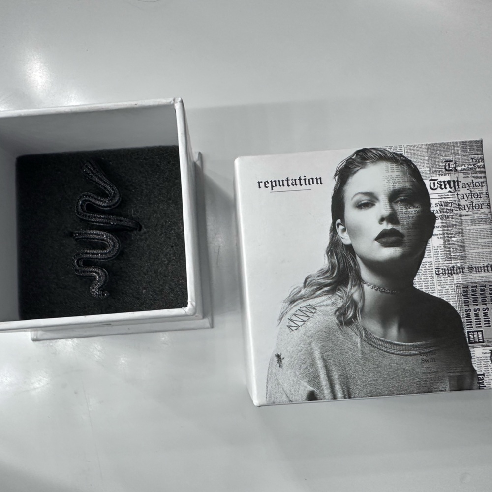 Taylor Swift Authentic Black Adjustable Snake Ring 
🚨NO LONGER AVAILABLE🚨